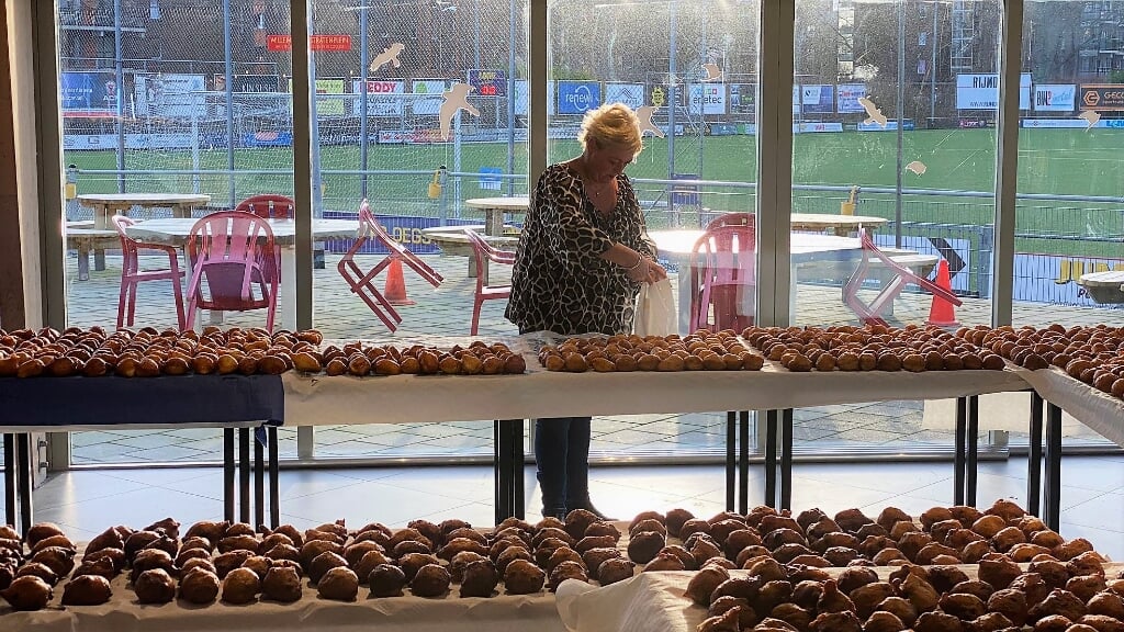Dit jaar werden er door FC Oegstgeest 4500 oliebollen en 1100 appelbeignets verkocht: weer meer dan in voorgaande jaren. | Foto Dennis de Jong