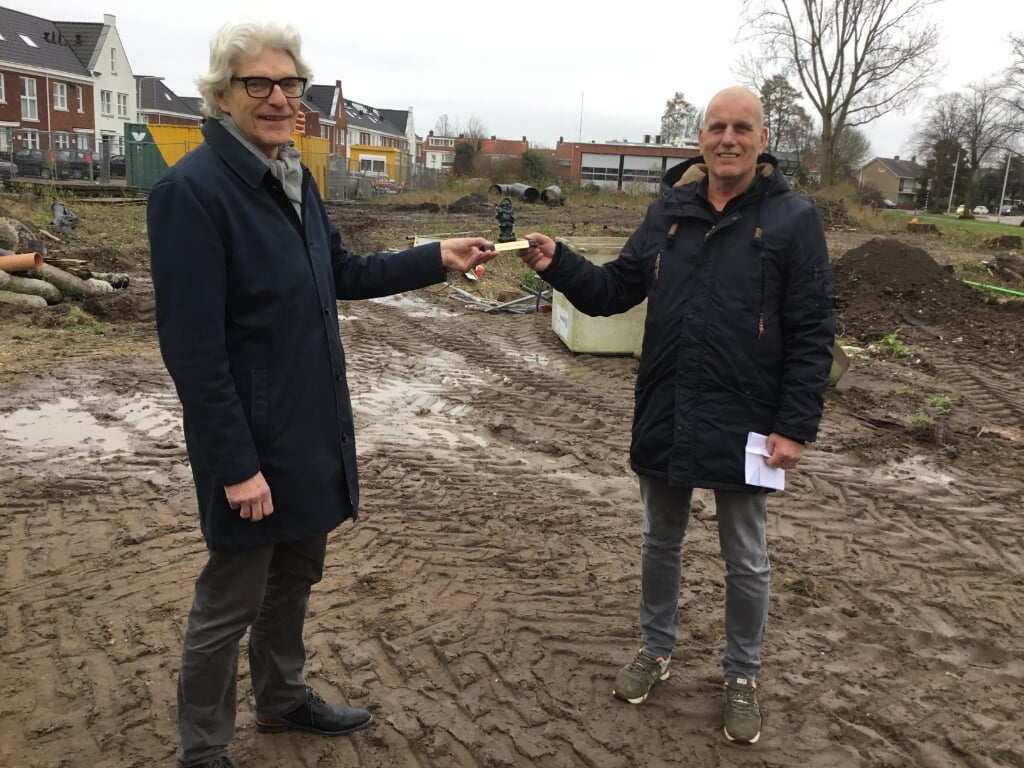 Hans Al (links) neemt namens Stek de Groene Kabouter in ontvangst van Gerrit Meiland. | Foto: pr