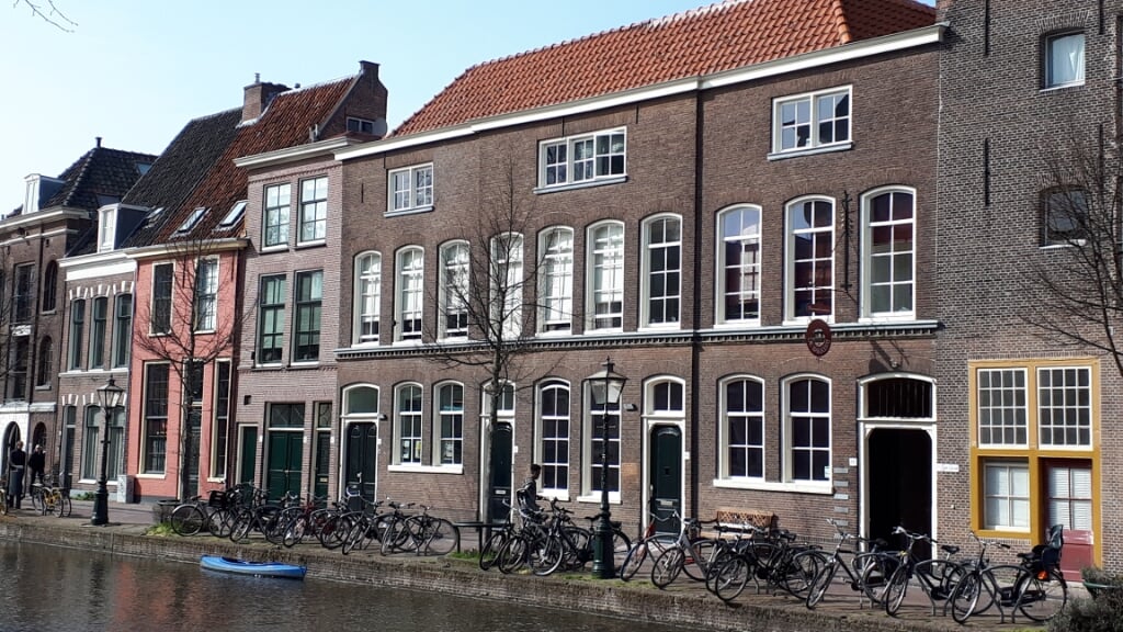 Diaconaal Centrum De Bakkerij, midden in Leiden aan de Oude Rijn, is al eeuwenlang een plek waar hulp gegeven wordt aan (arme) Leidenaren, vanuit de kerken. | Foto: PR