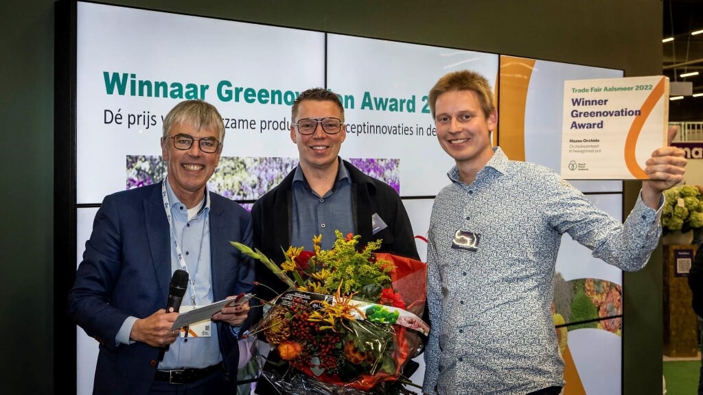 Directeur van Royal Flora Holland Steven van Schilfgaarde samen met Chiel (m) en Sjors Haveneu(r).