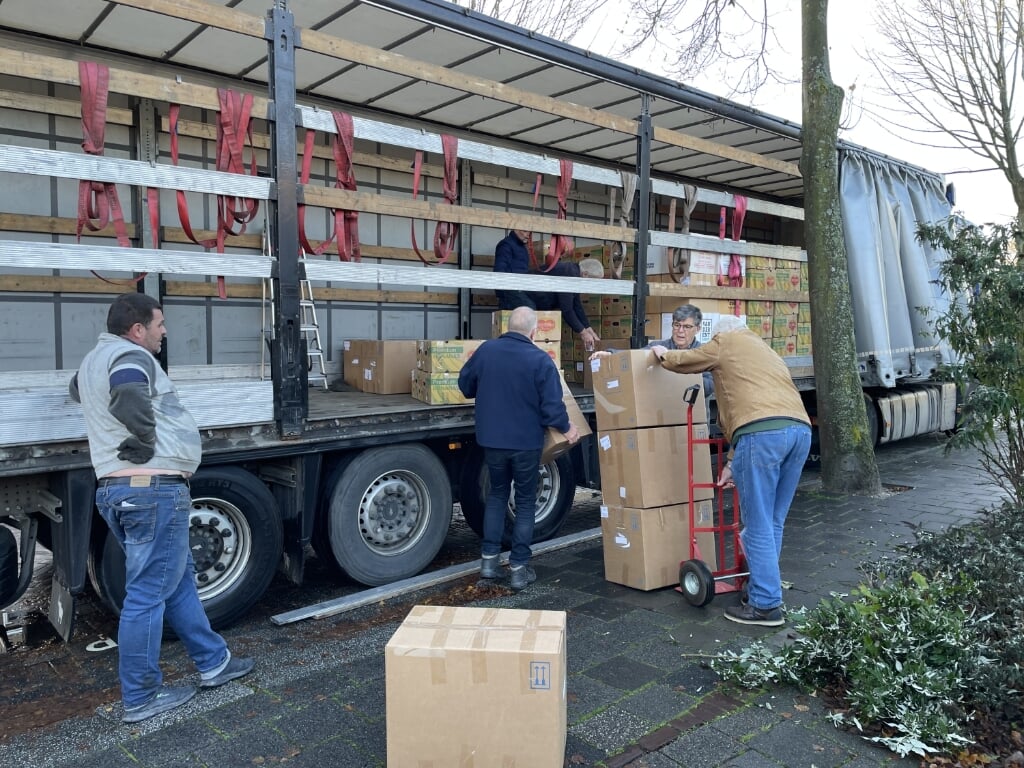 Vrijwilligers laden dozen in voor het transport. | Foto: pr./Henk Maat