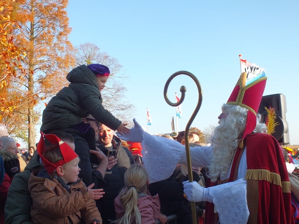 Sinterklaas wordt begroet door enthousiaste kinderen in Park Groot Leerust. | Foto: pr.