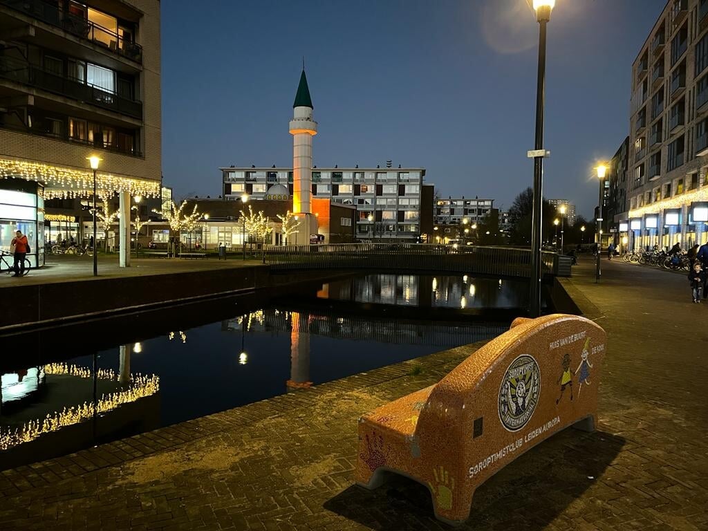 De net onthulde Orange Social Sofa met op de achtergrond de oranje uitgelichte minaret van de Turkse moskee. | Foto: Lies Pijl