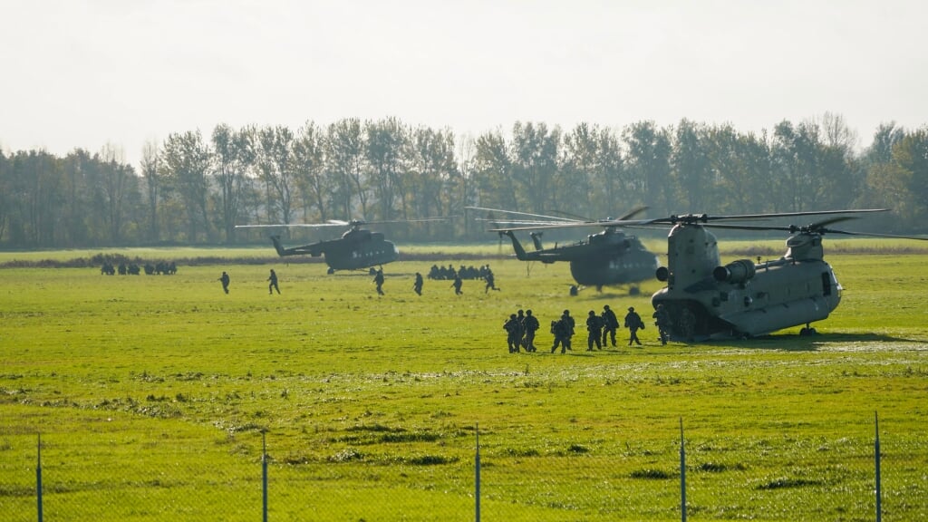 Troepen van de Luchtmobiele Brigade in actie. | Foto: M. Wonnink.