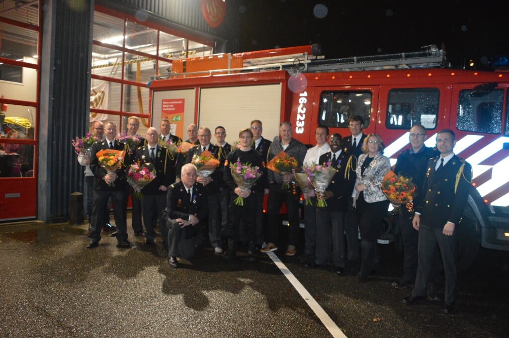 Bloemen voor de oude en nieuwe brandweerlieden bij het korps in Voorhout. | Foto: pr.