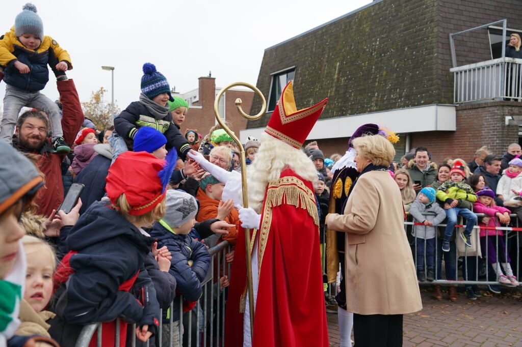 Sinterklaas schudde honderden handjes. | Foto: C.v.d.L. 