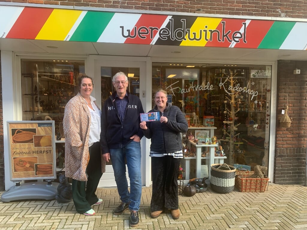 Leanne en Monique ontvangen de cheque van Wim van Vliet. | Foto: pr.