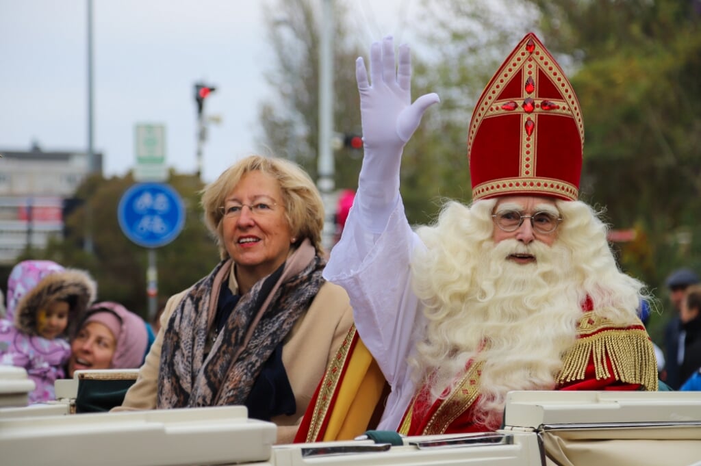 De start van de rondrit per koets door het dorp. | Foto: WH