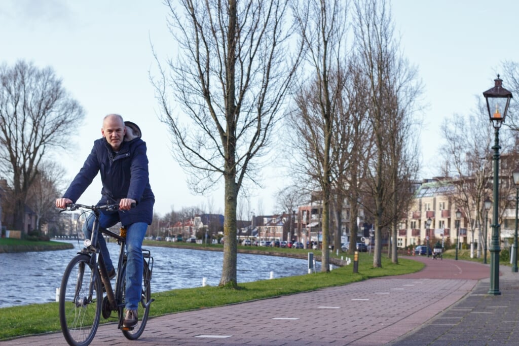 Arie Janssen op de fiets door Leiderdorp. | Foto: PR