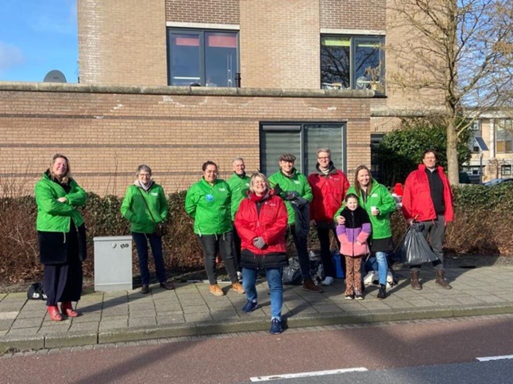 PvdA-GL geniet na van een gezamenlijke wijkactie in de Leyhof. | Foto: PR