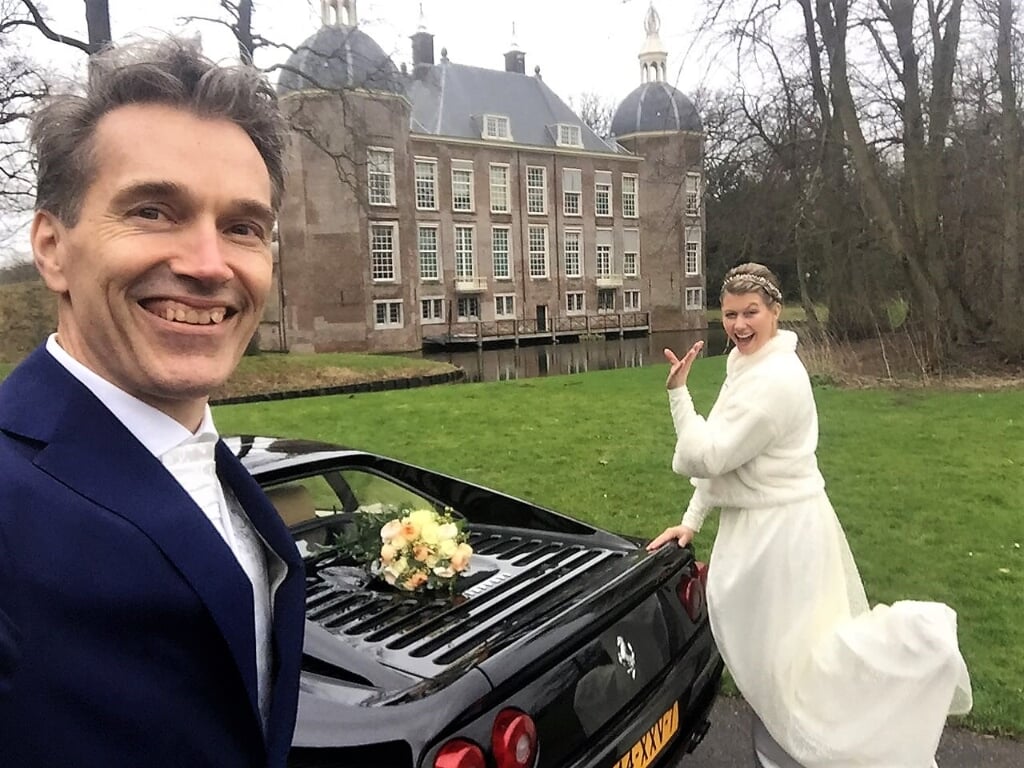 Sven Spaargaren met zijn stralende bruid Annelies van den Ende (die uit de theaterwereld komt) op de plek van zijn verkiezingsposter van vier jaar geleden. | Eigen foto