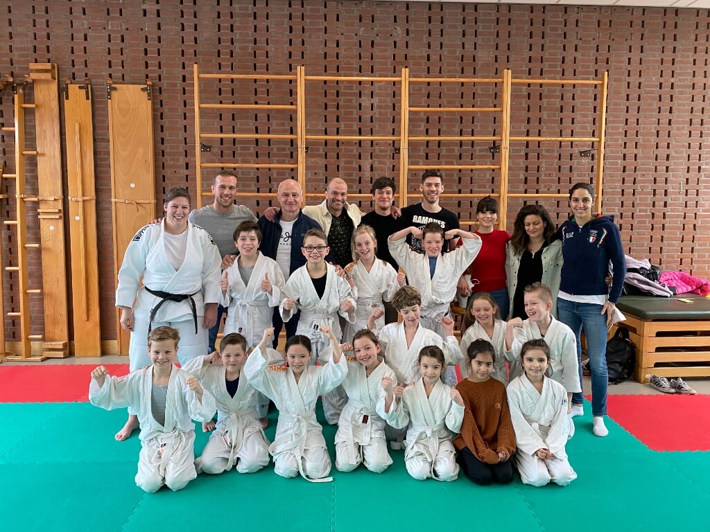 Groep 5 van de Willem de Zwijgerschool met de judokampioenen. | Foto: PR