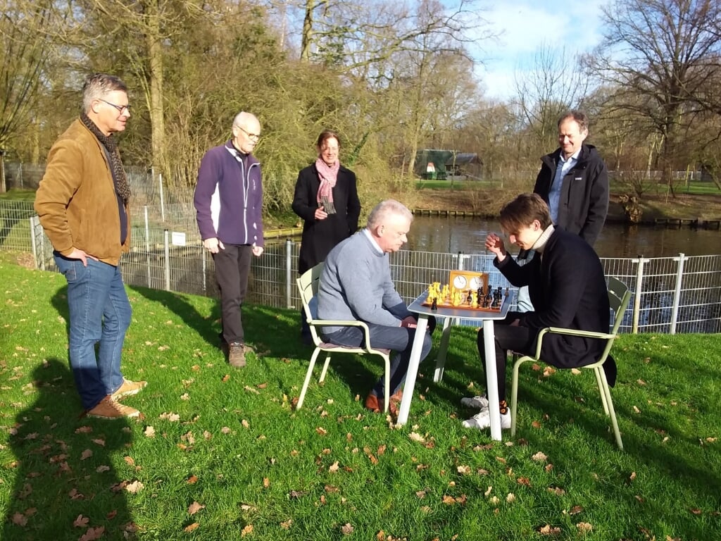 Onder toeziend oog van partijgenoten spelen wethouder Daan Binnendijk (l.) en David Sonneveld een partijtje schaak in De Houtkamp. | Foto: PR 