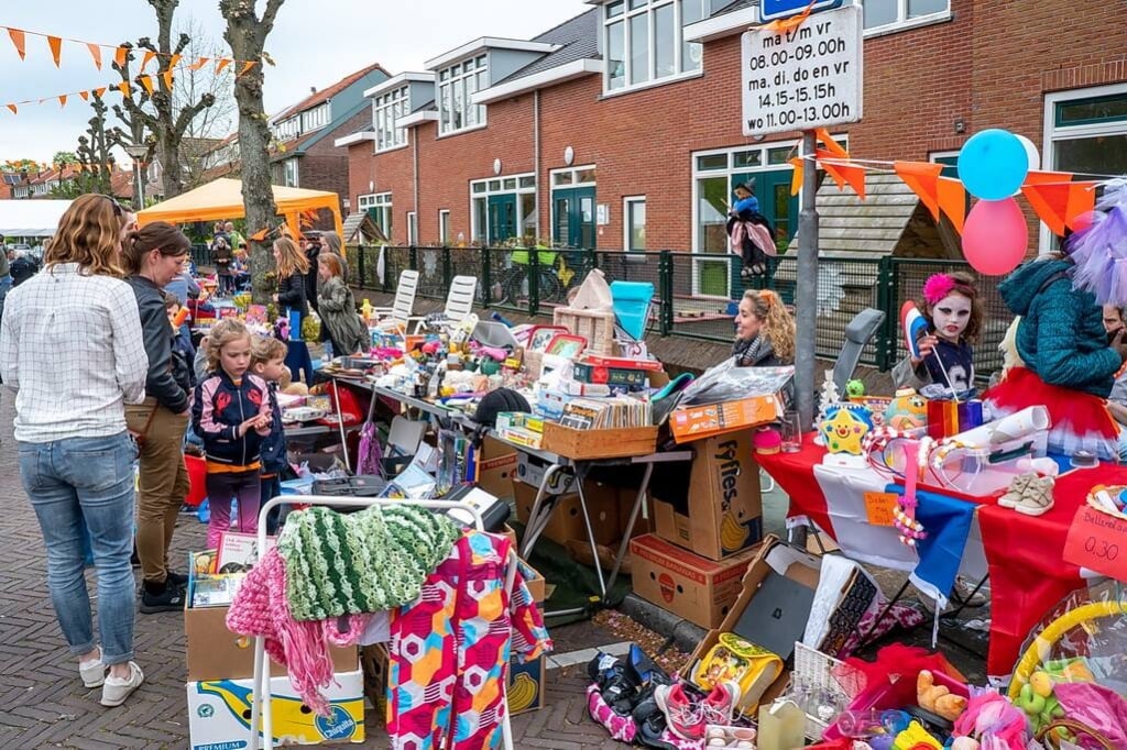 De kindervrijmarkt is altijd een grote publiekstrekker op Koningsdag in het Oude Dorp. | Archieffoto (2018) J.P. Kranenburg