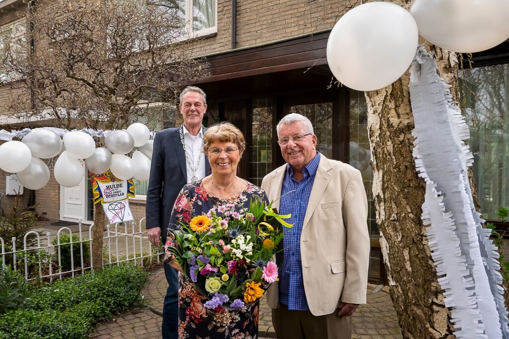 Locoburgemeester Anne de Jong feliciteerde het 60-jarige bruidspaar Van Opzeeland-Huneker. | Foto: Corine Zijerveld