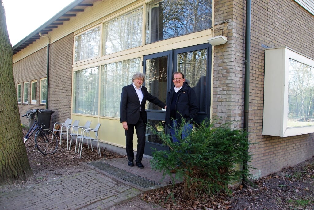 Voorzitter Nico Anten en Nico Schuit bij de verbouwde orangerie. | Foto Willemien Timmers