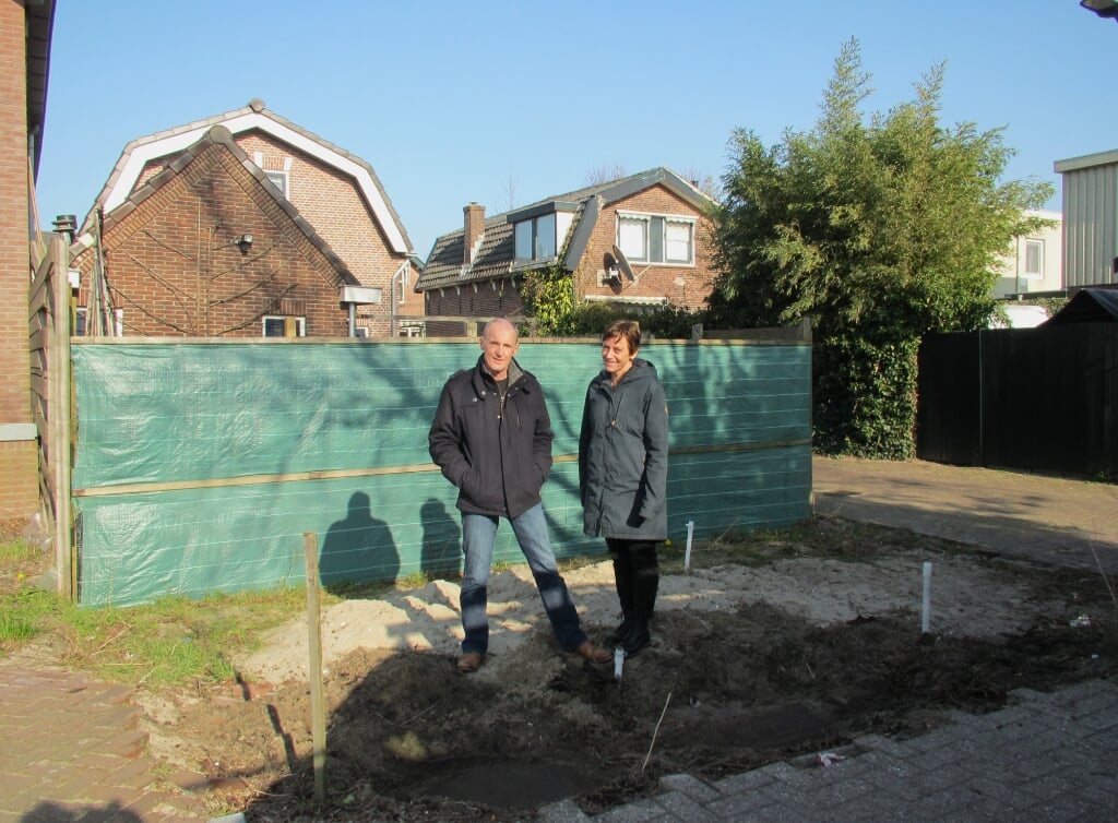 Kees en Marlene Luijk op het stukje verworven grond van hun tuin, waar zich sinds 1972, door het verlenen van een Hinderwetvergunning door de eerdere gemeente Sassenheim, de olie- en slibafscheider bevindt. | Foto: pr.