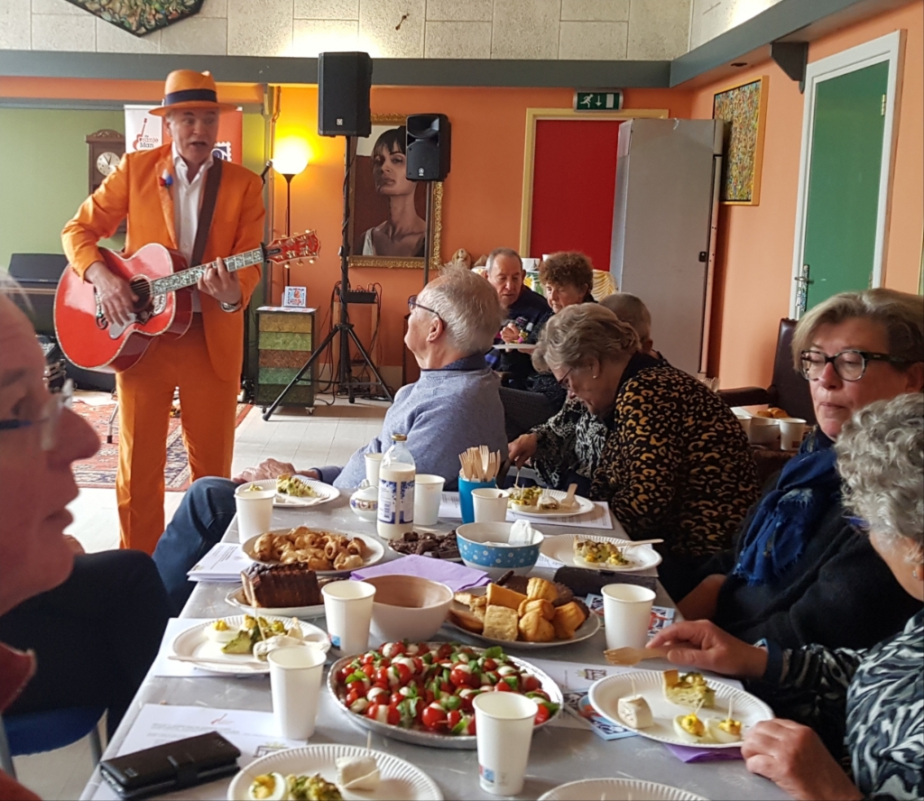 De Oranje Man vermaakte de gasten van Langeveldshof met liedjes. | Foto: Ineke van Koningshoven