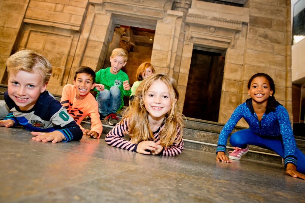 Kinderen voor de Egyptische tempel in de centrale hal van het museum. | Foto: Ilona Hartensveld