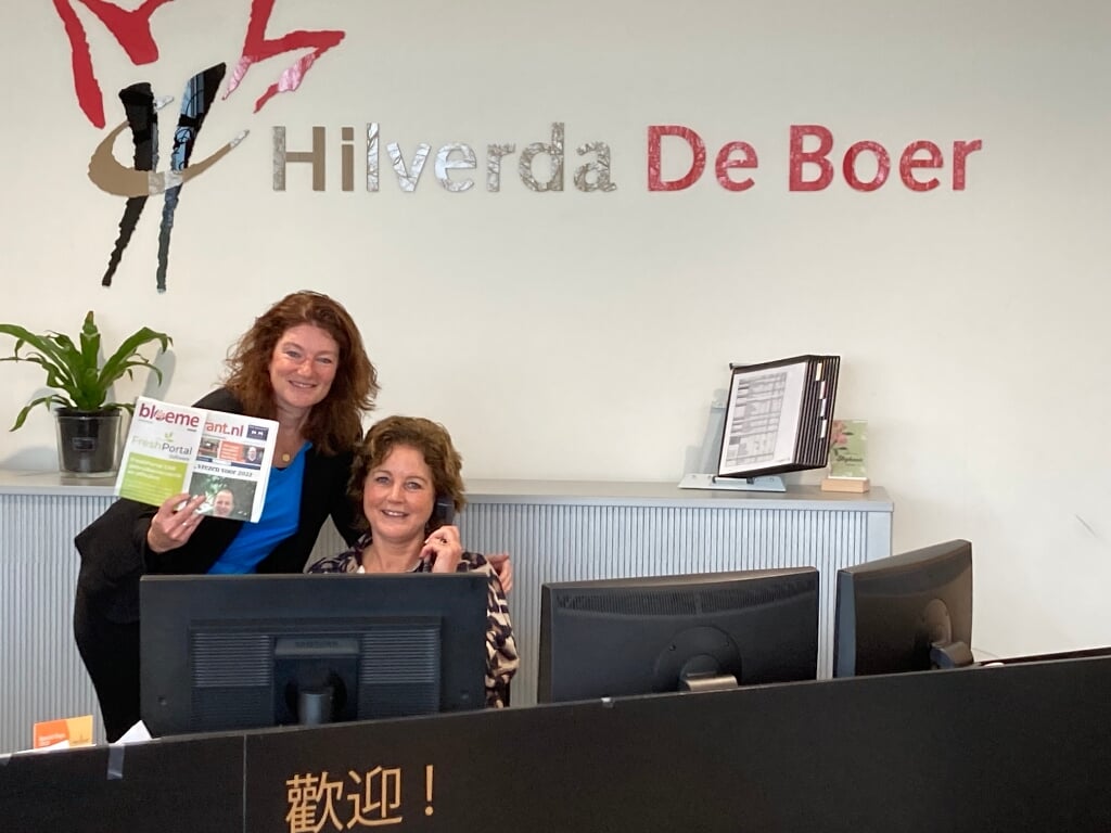  Paulien de Jong die 20 jaar werkzaam is bij Hilverda de Boer en Gerda Ezink (zittend) die al 34 jaar werkzaam is bij Hilverda de Boer.