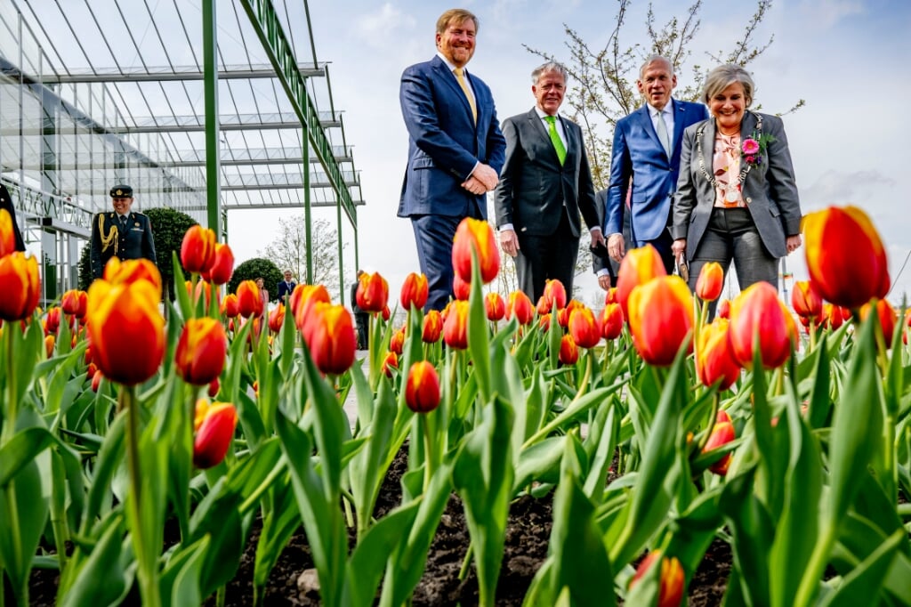 Koning Willem Alexander in goed gezelschap van minister Henk Staghouwer, directeur Hans Bakker en burgemeester Bijleveld. Foto Robin Utrecht.  