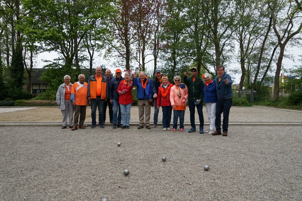 Enthousiaste deelnemers aan het Oranjetoernooi bij De Boulende Stier. De winnaar werd Henk Leemans. | Foto| C.v.d.L.
