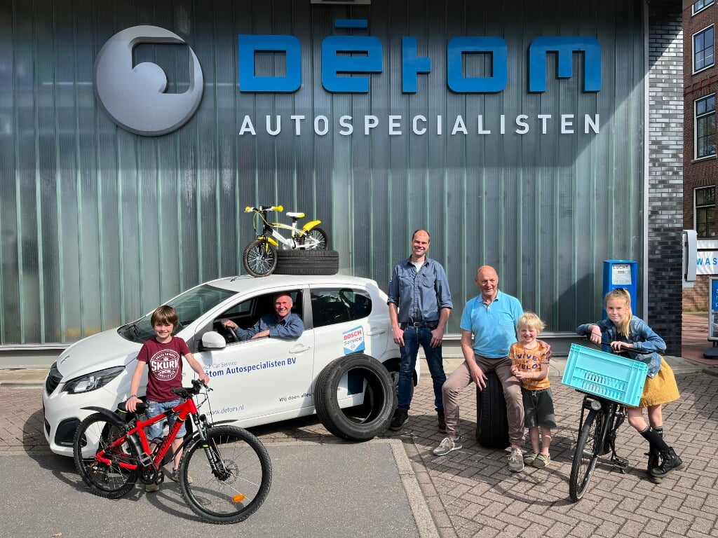 Frans van Rijn (midden, zittend) en Détom Autospecialisten zijn ook dit jaar betrokken bij de Dikke Banden Race.