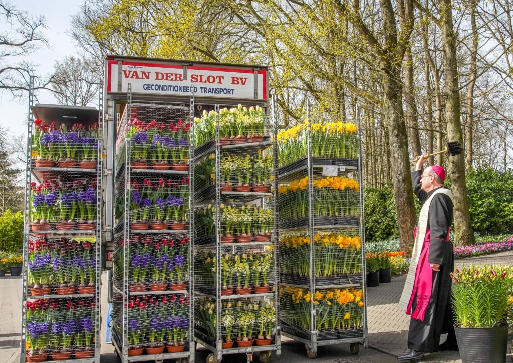 Bisschop Van den Hende zegende de bloemen bij Keukenhof voor ze op transport naar Vaticaanstad gingen. Dit ritueel werd gevolgd door diverse belangstellenden. | Foto: pr