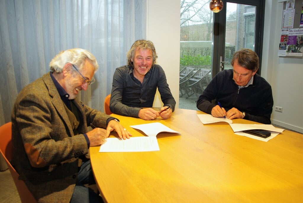 Een tevreden Joost Van Bergen en Henegouwen kijkt toe hoe Joop Verdonk en Ton van der Lans het contract tekenen. | Foto Willemien Timmers