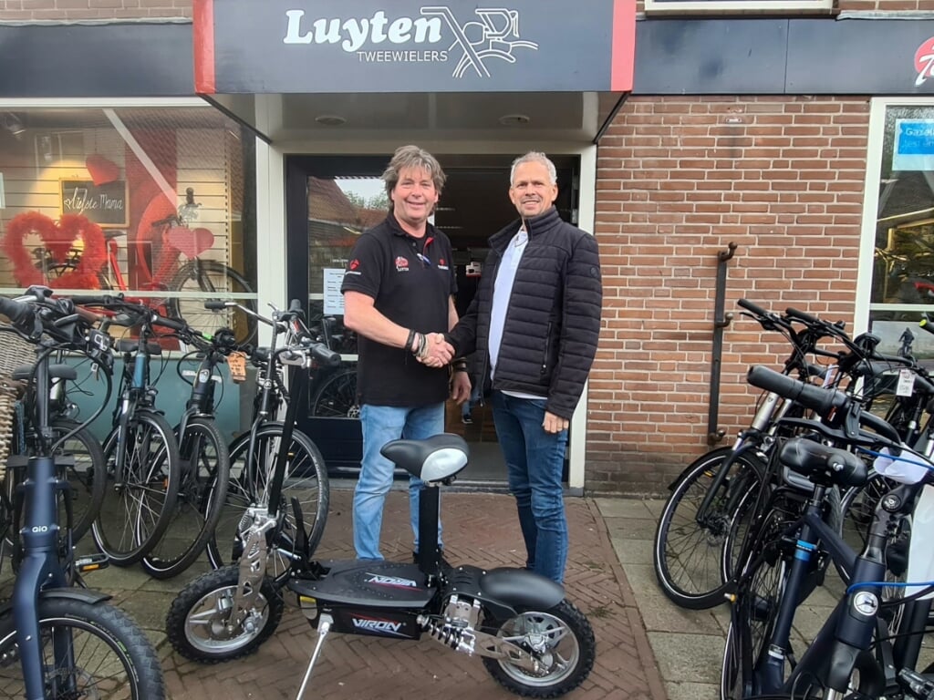 Ton Frissen en sponsor Luyten Tweewielers met een duurzame E-step. | Foto: pr 