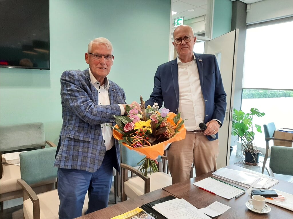 Hans Mullekom bedankt voorzitter Leo van der Lans. | Foto: PR.