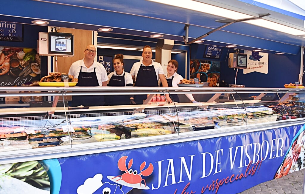 Het team van Jan de Visboer in de vernieuwde marktkraam. | Foto: Piet van Kampen