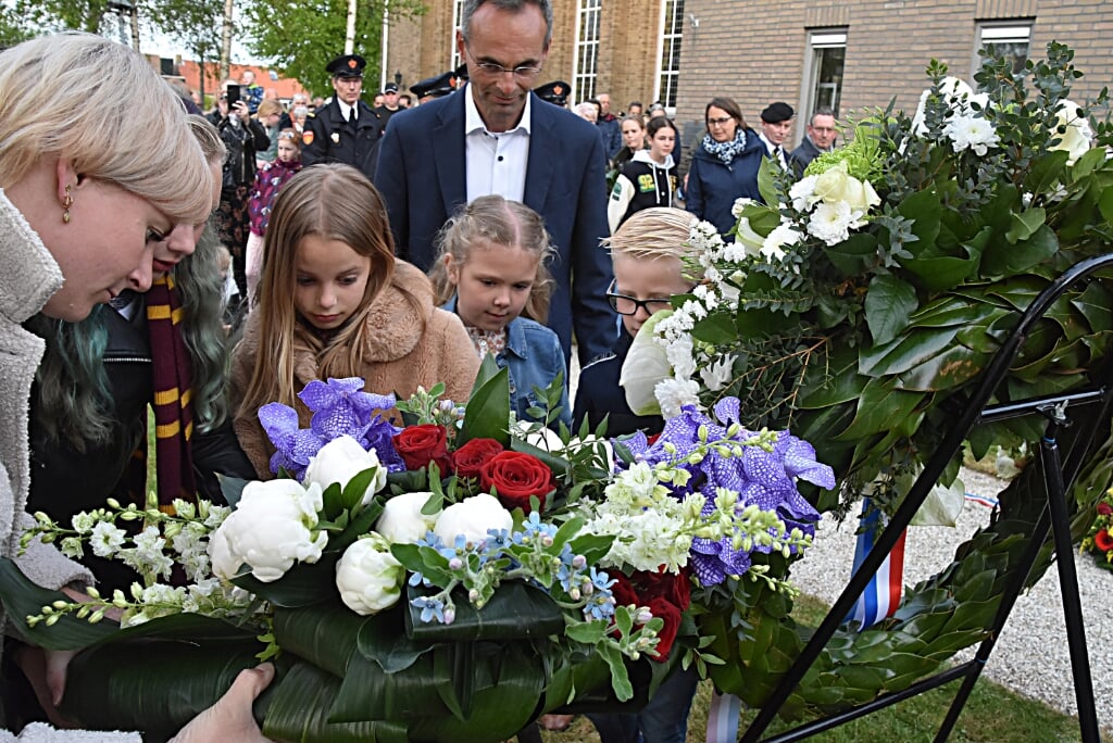 Leerlingen van de Christelijke basisschool De Burcht leggen ook een krans. |Tekst&Foto: Piet van Kampen