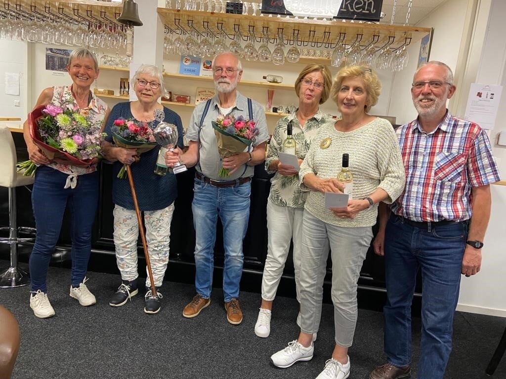 Els Mens, Marja Schoonhoven, Hein Juffermans (de kampioenen), Anneke Koomen, Cornelie Jansen en Henk Hoeckx (voorzitter). | Foto: pr.