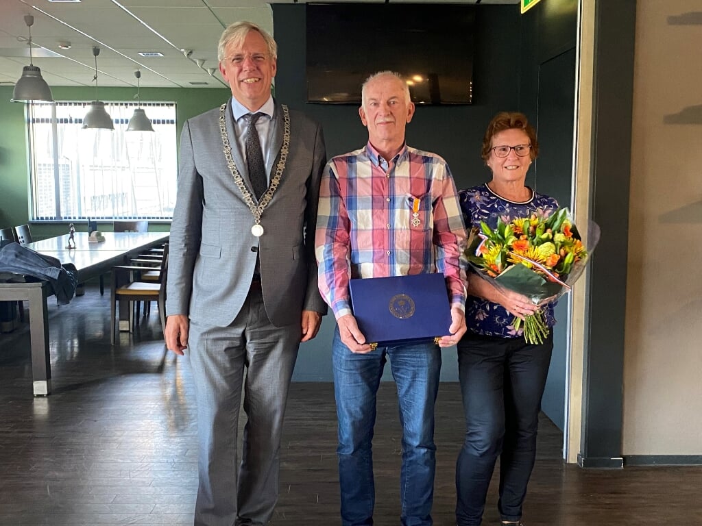 Burgemeester Cornelis Visser samen met Wim van Kuivenhoven en echtgenote Joke. | Foto: TvD