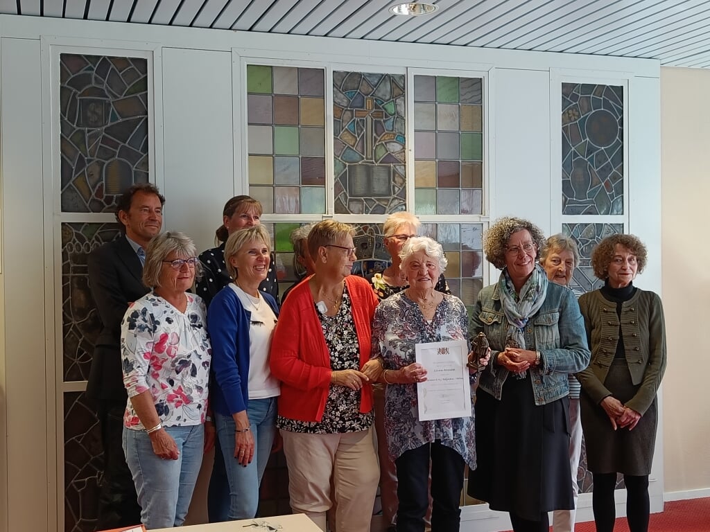 Mevrouw Ems Raijmans-Haring te midden van haar collectanten en wethouder Marlies Volten (derde van rechts) na de ontvangst van de Zilveren Barensteel met oorkonde. | Foto: pr.