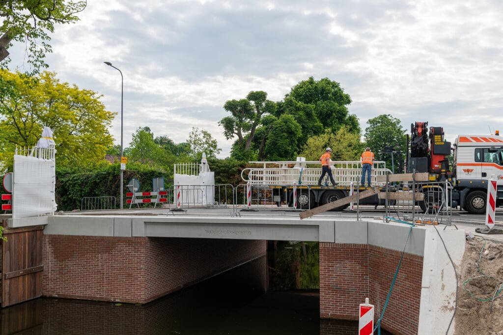 De Warmonderhekbrug op maandagochtend: volop werkzaamheden, en fietsers worden mondjesmaat doorgelaten. | Foto: René van Dam