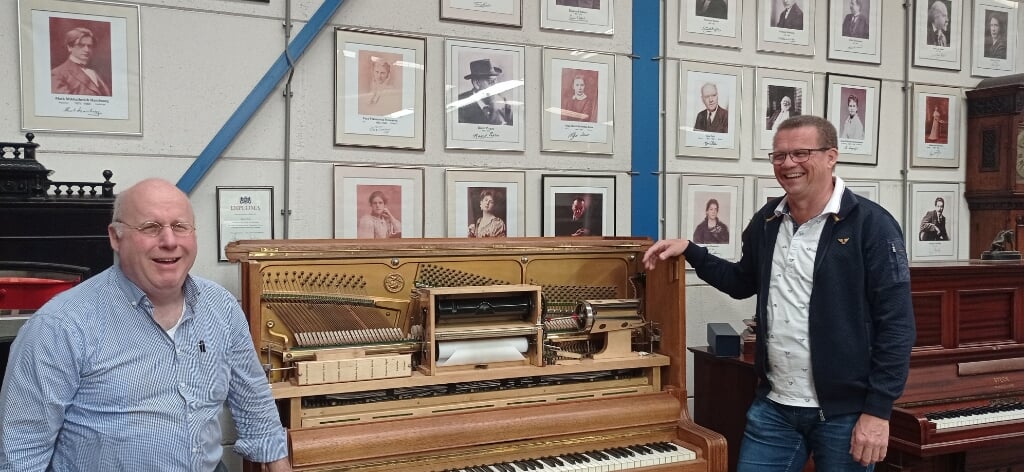 Marcel Veel en Koos van Kruistum bij een pianola. | Foto: pr. 