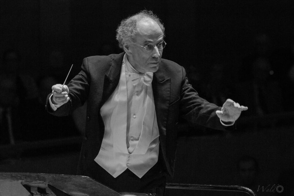 De vermaarde dirigent Ed Spanjaard staat 8 mei in Carré en 22 mei als pianist in De Paulus.