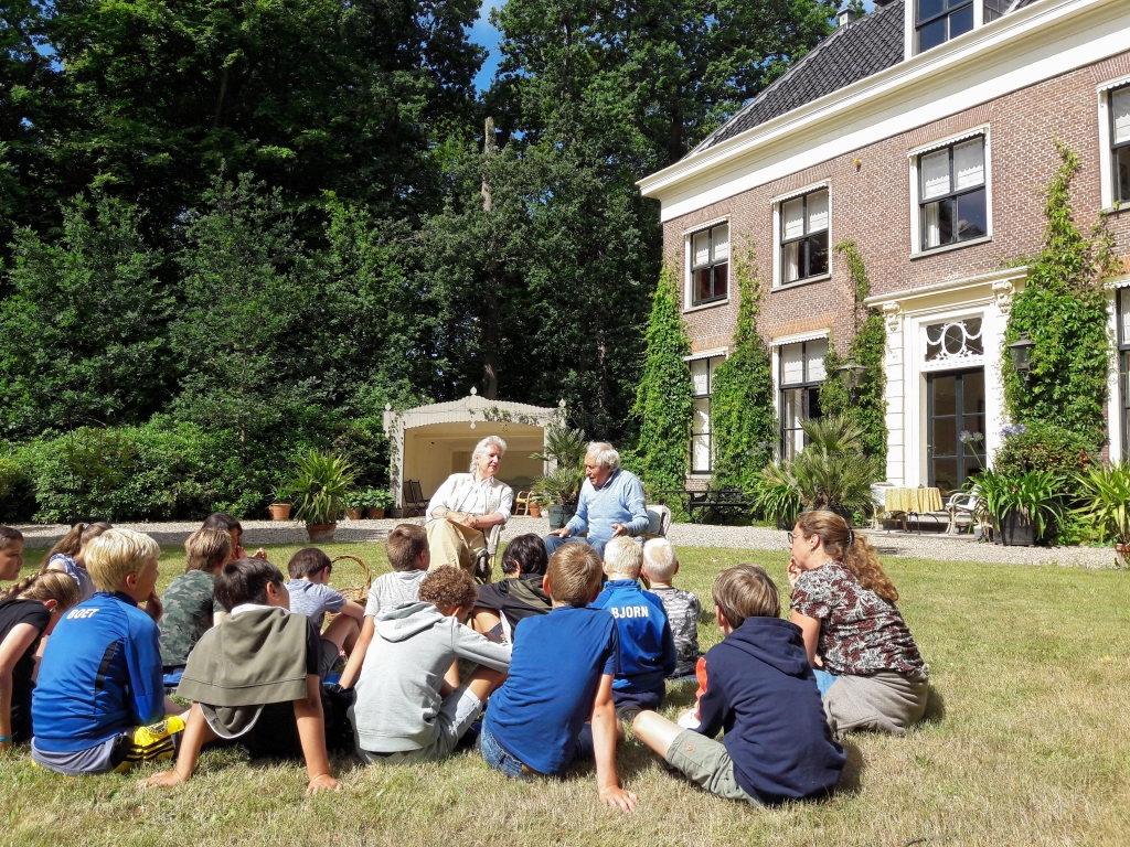 Leerlingen van groep 6-7 van de Buitenplaats luisteren naar het verhaal over de oorlog van tuinman Jan Thijssen. | Foto: MV