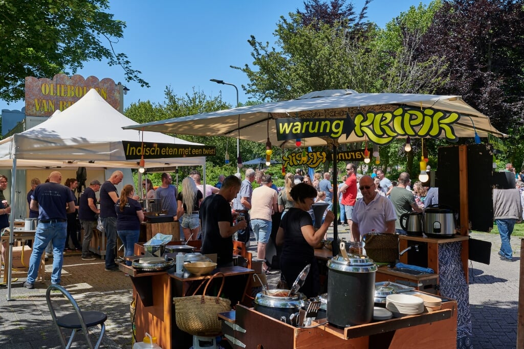 Het mooie weer zorgde voor een gezellige drukte bij het muziek- en foodtruckfestival. | Foto: Jan Sibie