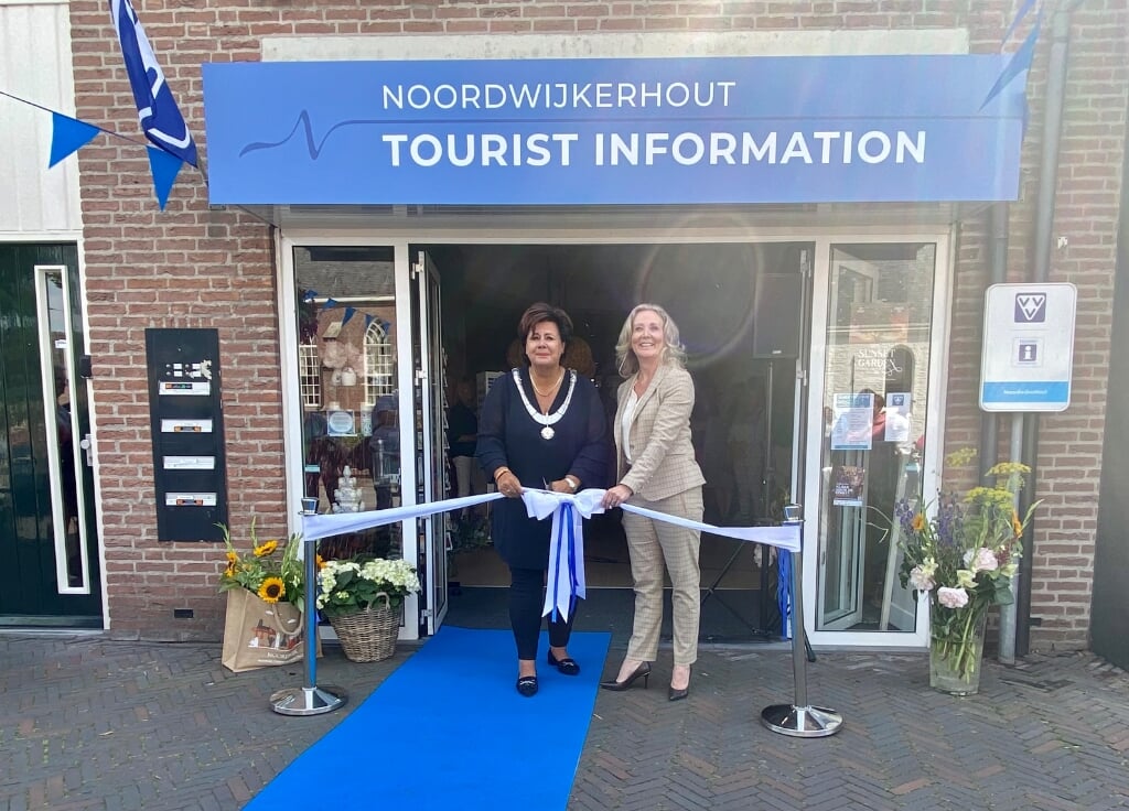 Burgemeester Wendy Verkleij verricht samen met Noordwijk Marketing directeur Quirine Kampuizen, de openingshandeling. | Foto: Caroline Spaans. 
