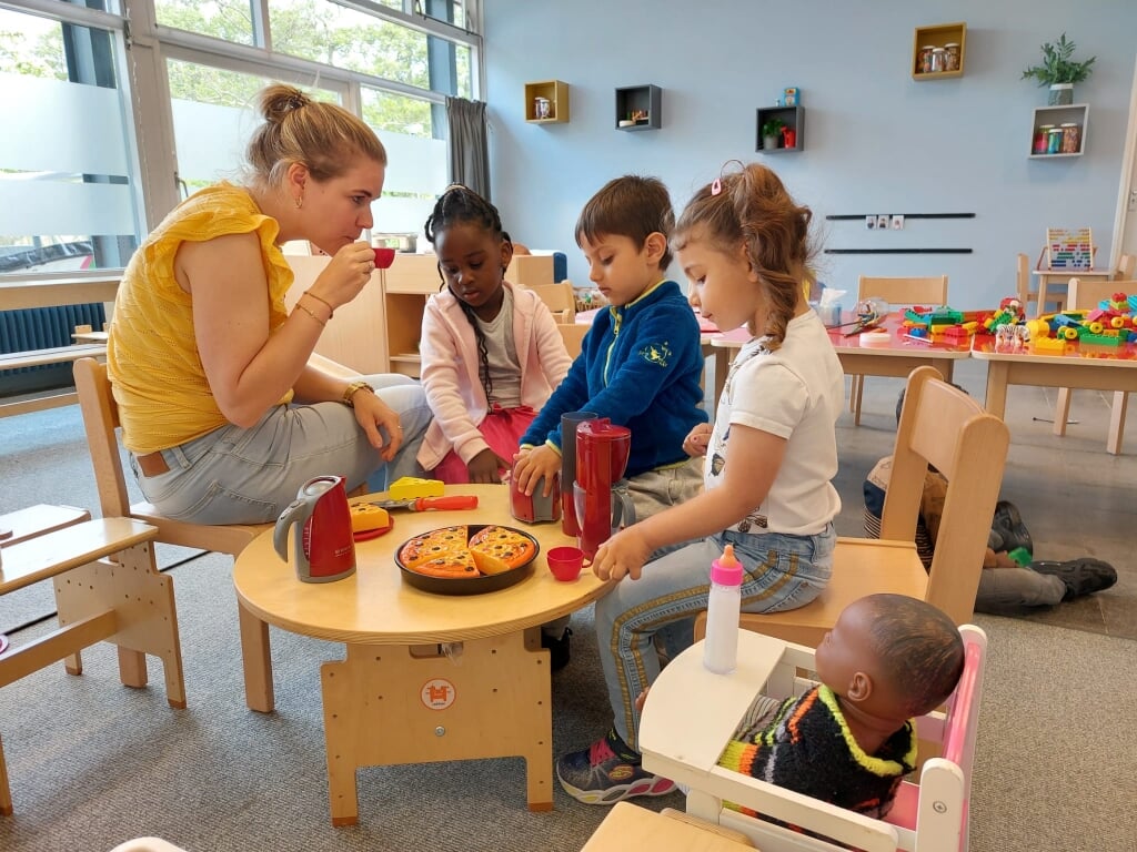 De speelgroep geeft kinderen de mogelijkheid om vast aan het Nederlands te wennen en te leren hoe naar school gaan eruit ziet in Nederland.