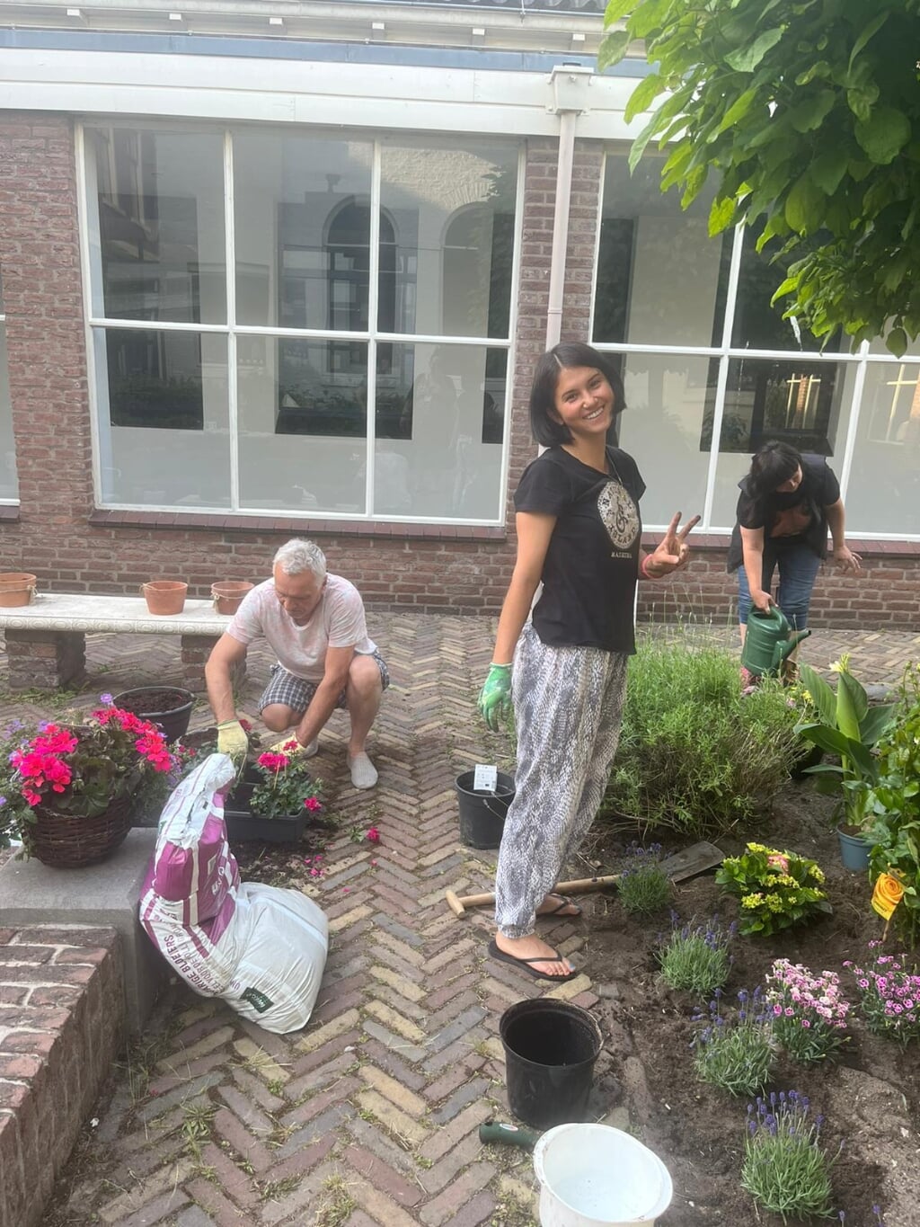 Druk bezig met de planten in de gerenoveerde Heerentuyn. | Foto: pr