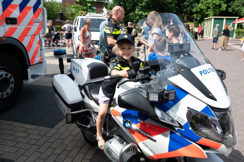 Op de Veiligheidsmarkt, waar veel te doen was voor alle leeftijden, konden kinderen in politietenue op de foto op een echte politiemotor. | Foto Wim de Winter