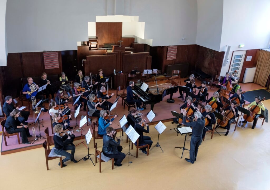 Rapenburg Kamerorkest onder leiding van voormalig dirigent Julian Top.