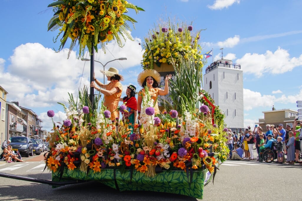 Op zaterdag 13 augustus rijdt de fleurige parade weer door de straten van Rijnsburg, Katwijk en Noordwijk. | Foto: PR