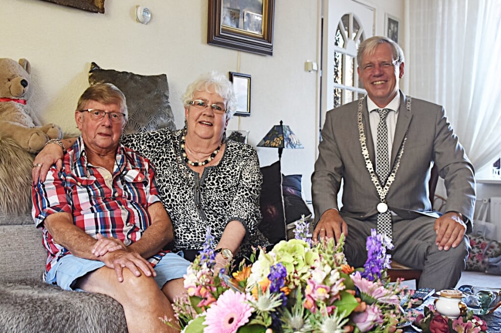 Burgemeester Visser op bezoek bij het jubilerende echtpaar Wim en Dineke. | Foto: Piet van Kampen
