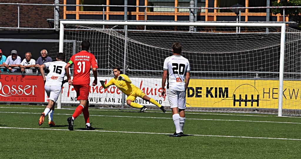 Doelman Yannick Augustinus stopt de penalty van Niek van Staveren. | Foto: Piet van Kampen
