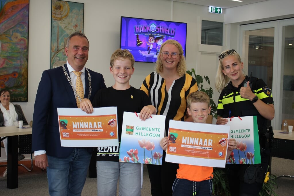 Vanaf links: Jan van Rijn, Joey Krijnen, Oliver Mens, Ramona Pakvis en jeugdagent Dana. | Foto en tekst: Annemiek Cornelissen.